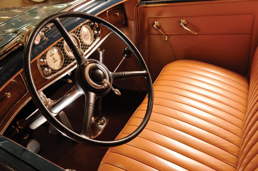 Интерьер Lincoln Model KB Sport Phaeton 1933 года  (фото 11 из 12)